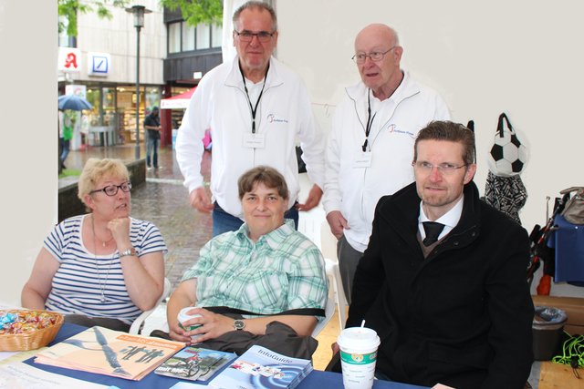 Im Vordergrund:  Multiple Sklerose Treff Unna