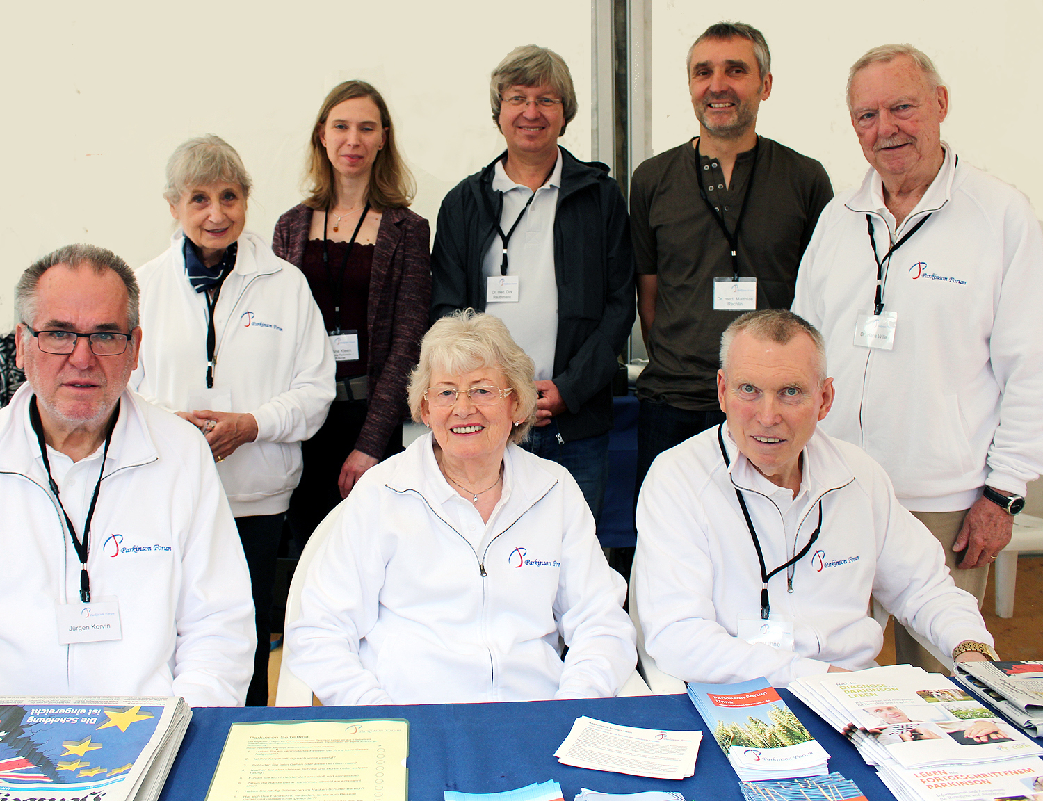 Obere Reihe: Nadine Kleen (Dülmen), Dr. med. Dirk Rauthmann (Unna) und Dr. med. Matthias Rechlin (Hamm)
mit dem Parkinson-Team Jürgen Korvin, Ingrid Wille, Marianne und Lothar Ihne und Dr. Hans Wille