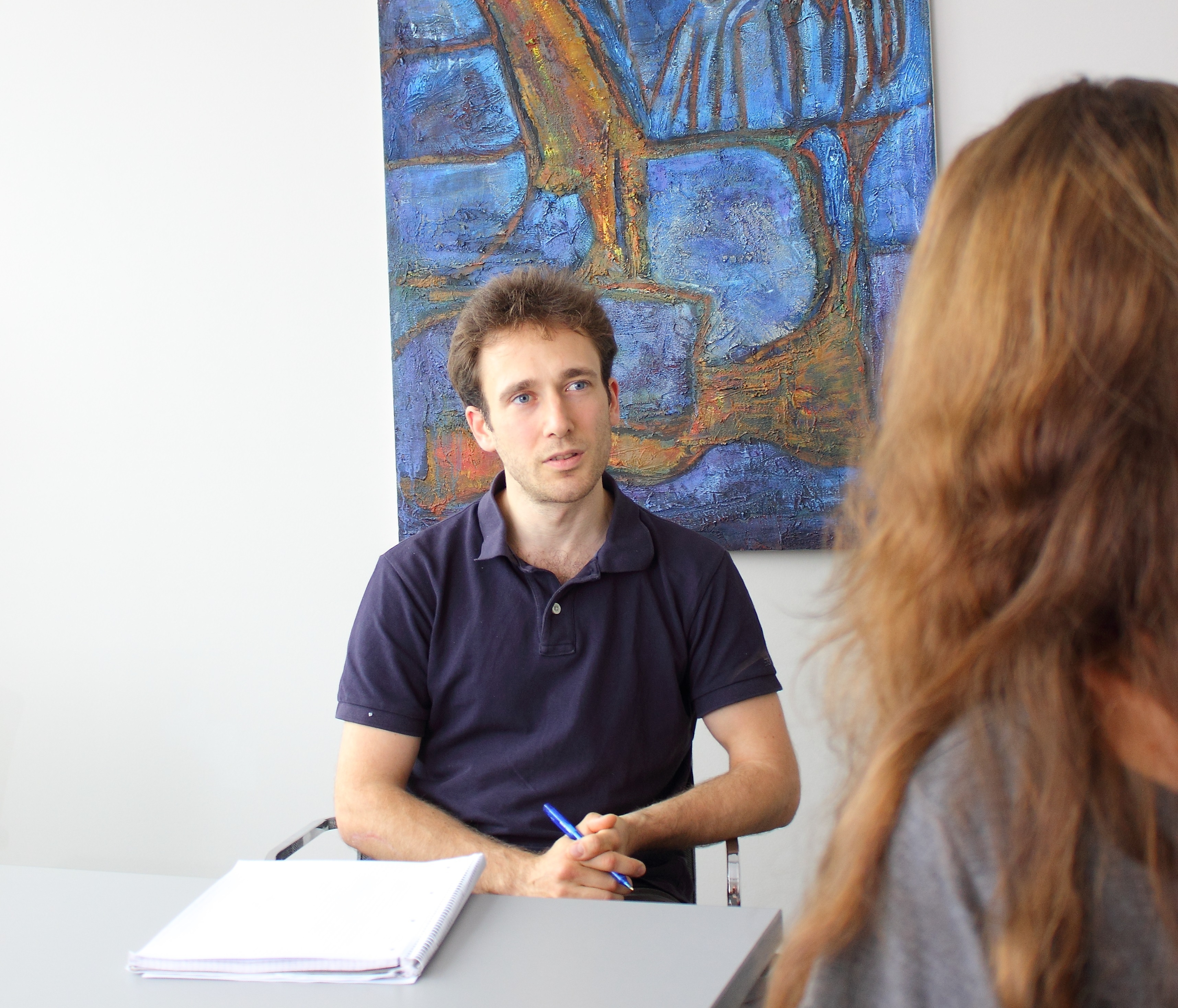 Piotr Gruszka im Gespräch mit Emilie Thimm. Der Psychologe führt eine Studie der RUB zu chronischen Schmerzen bei Kindern durch.