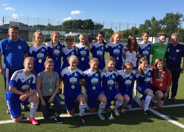 Andre und Torsten Eichholz waren stolz auf ihre U17 Mädchen.  
Foto: Henschke