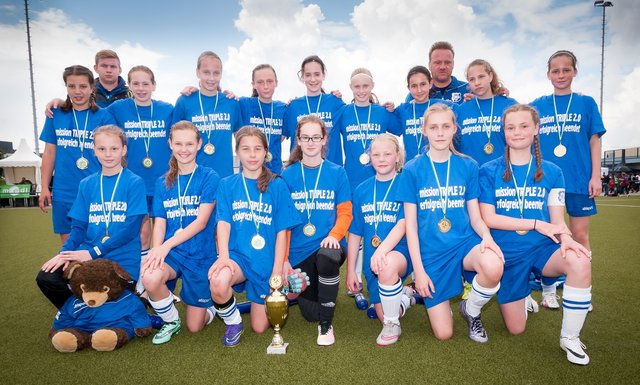 Die U15 Mädchen und ihre Trainer Thomas Neumann und Julian Robert.
Foto: Henschke