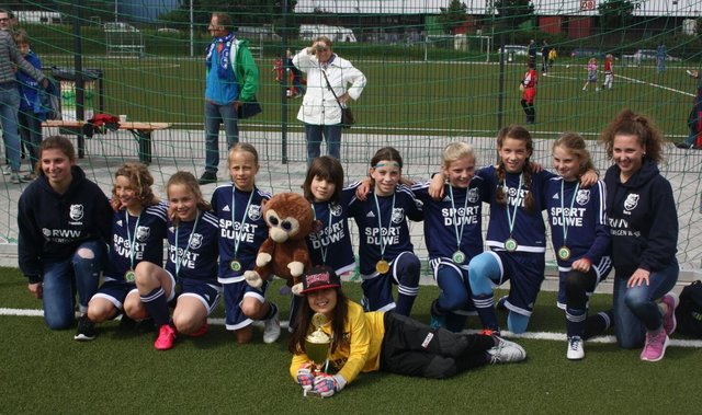 Die E-Juniorinnen mit ihren Trainerinnen Sara und Franziska Eichholz.  
Foto: Henschke