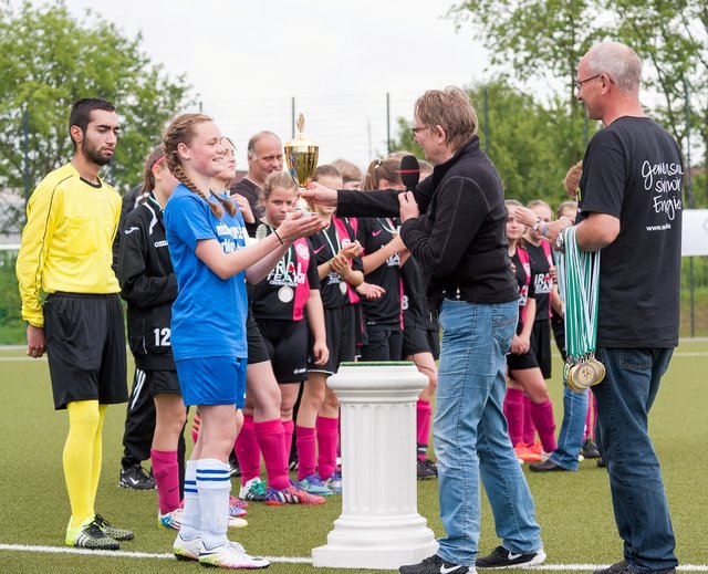 Die Pokalübergabe an die U15 Mädchen der DJK Mintard. 
Foto: Henschke