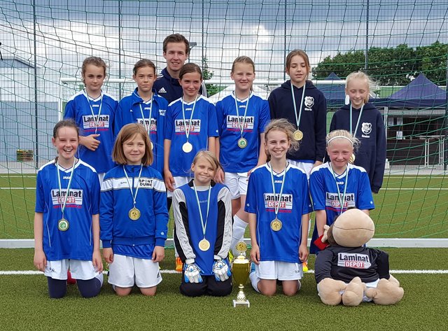 Trainer Marvin Robert und seine U13 Mädchen.
Foto: Henschke