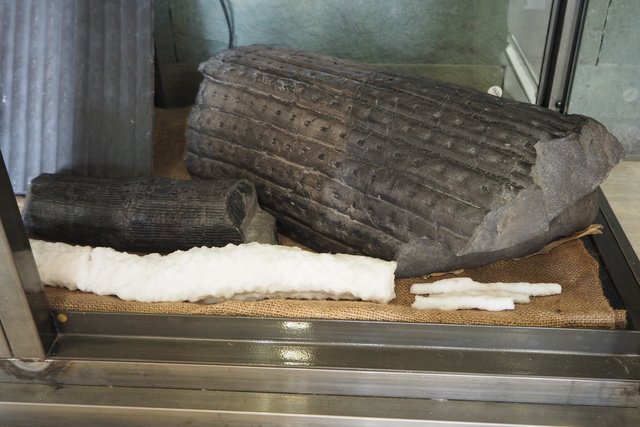 (Vorn:) Stalaktit aus der 14. Sohle von Zeche Zollverein, von Udo Schwamborn herausgebrochen.