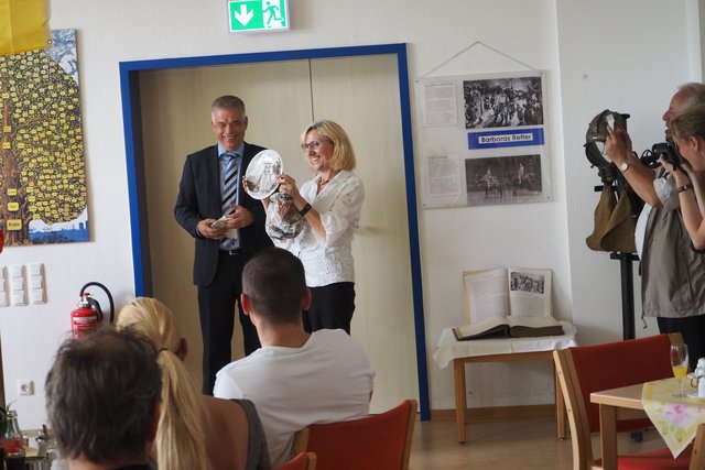 Heimleiterin Gabriele Haack bekommt einen Zechenteller.