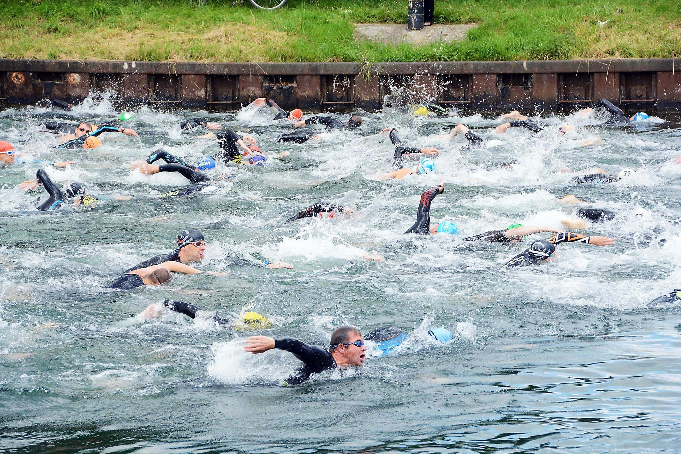 Der Start des Triathlon-Wettbewerbs über die Olympische Distanz mit dem Schwimmwettbewerb im Dortmund-Ems-Kanal.