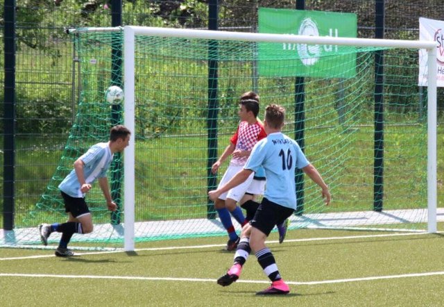 Der goldene Torschütze Kevin Sterzenbach dreht jubelnd ab. Die C-Junioren besiegten Croatia Mülheim. 
Foto: Henschke