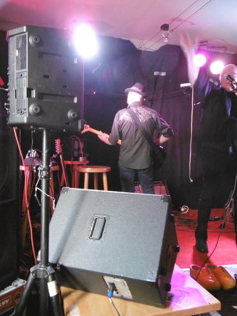 ...soundcheck ... ungewohntes Bild, HERR NIGGEMEIER am BASS... soso