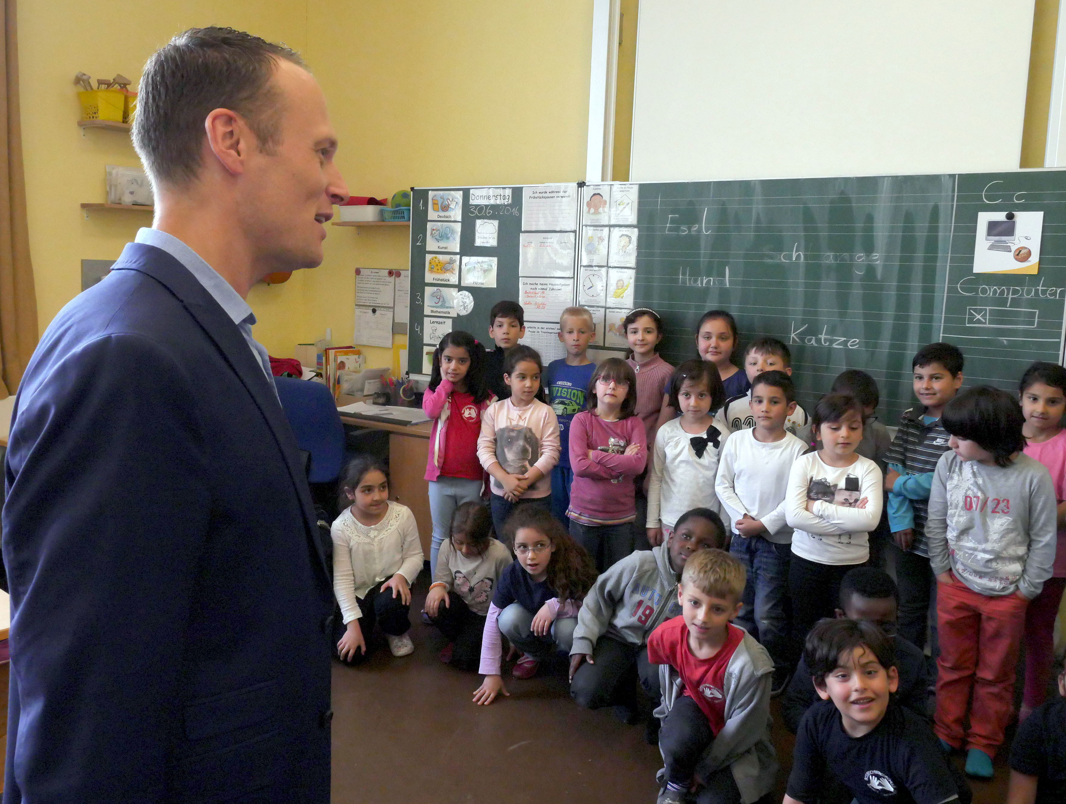 Was macht denn der Grünen Bundestagsabgeordnete Kai Gehring in der Bodelschwingh-Grundschule, Essen-Altendorf...? Der Besuch des einst jüngsten Abgeordneten - mit vielen Fragen, Antworten. Fotos: Gohl