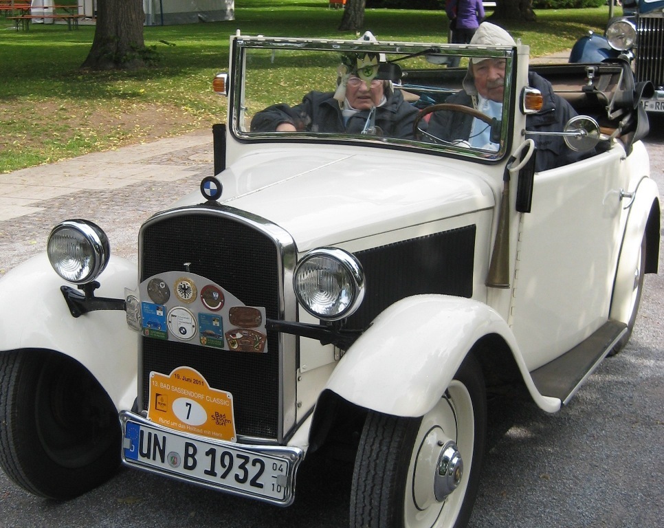 Oldies unterwegs: Senioren steuern geschickt durch den Straßenverkehr und sind weniger an Unfällen beteiligt als die „Hochrisikogruppe“ der 18- bis 24jährigen.