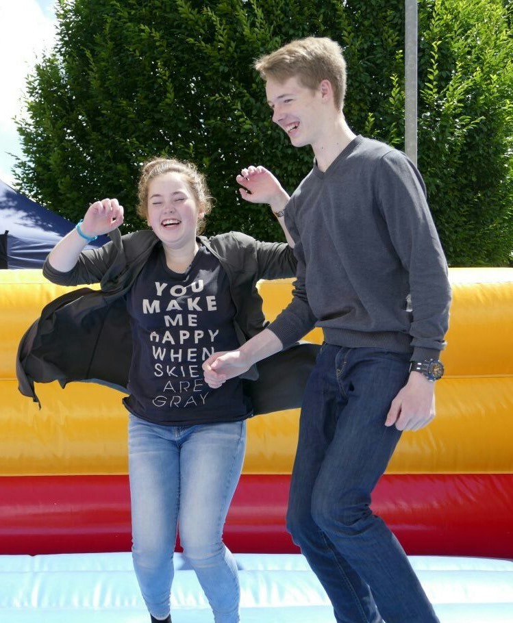 Links im Bild: Theresa Klasen (Jugendsprecherin S.U.A Witten Taekwondo) mit Nico Robert Brenne