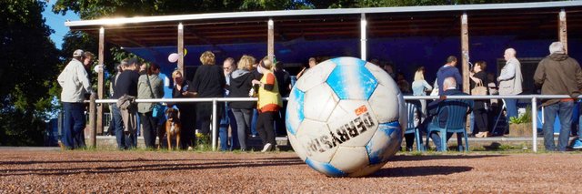 Der Ball rollt nun nicht mehr lang auf Asche in Neuasseln. Ab August wird der Sportplatz Holzwickeder Straße von der Stadt zur modernen Kunstrasenanlage mit Flutlicht umgebaut. Und der TuS baut sein Vereinsheim um.