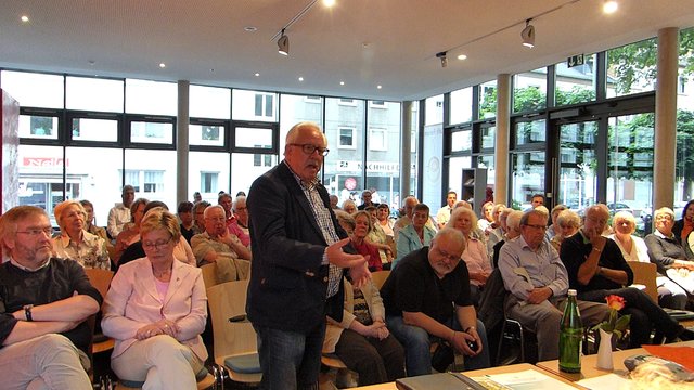 SPD Ratsherr Udo Karnath informiert über die Arbeit eines Beiratmitgliedes im Altenheim Aachener Straße