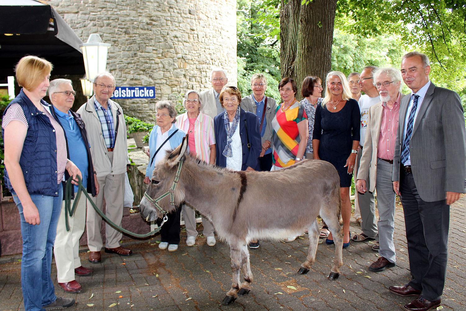 Vorne links: Anke Albert mit ihrem Esel Moritz, die Herbstblattredaktion und im Vordergrund von rechts: Bürgermeister Werner Kolter, Herbstblattredakteur Klaus Pfauter und Ortsvorsteherin Ingrid Kroll