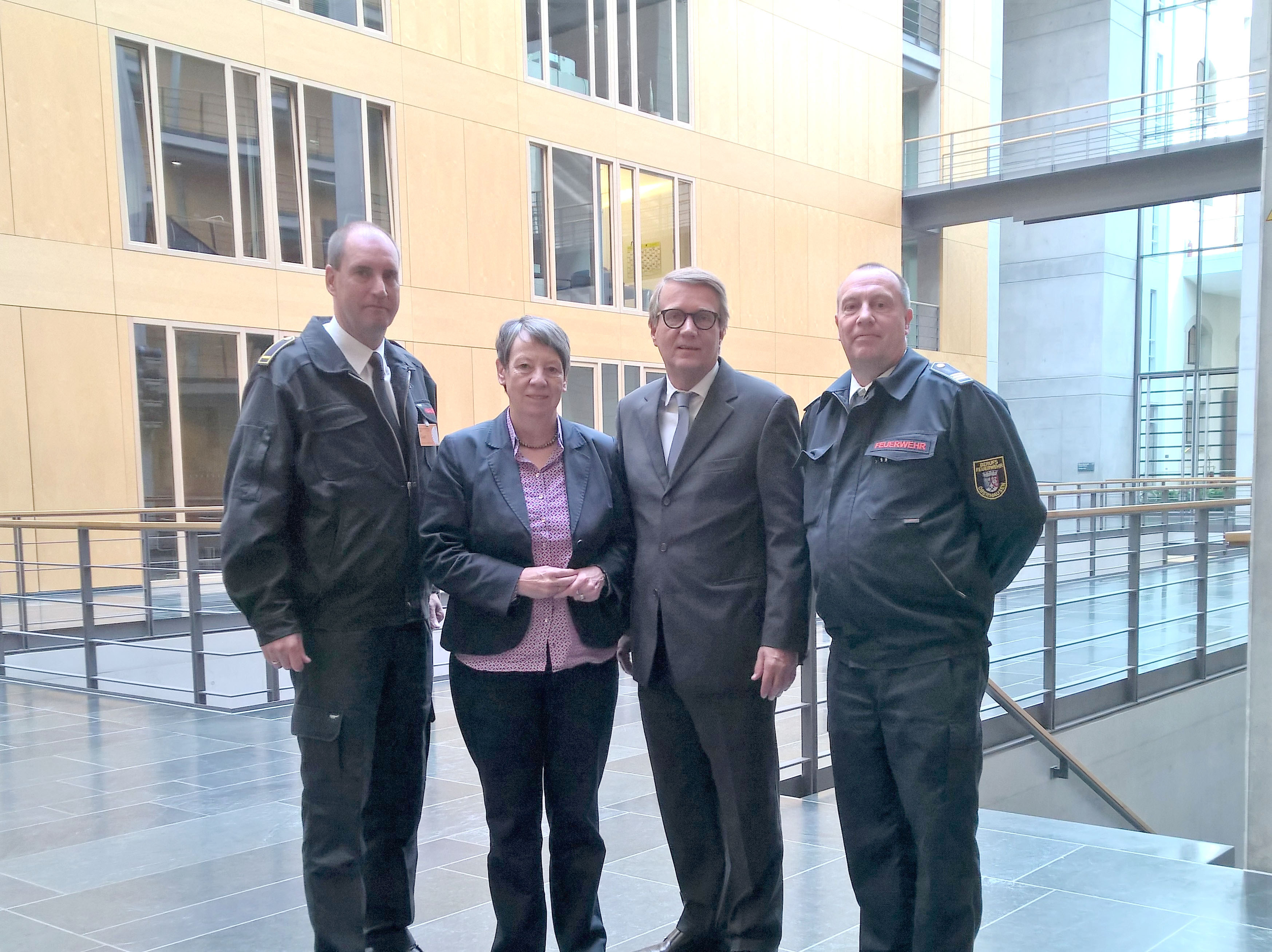 Thomas Verbeet (Feuerwehr Wesel), Bundesministerin Barbara Hendricks, Ronald Pofalla (Vorstand DB AG), Gerd Auschrat (Feuerwehr Oberhausen) trafen sich heute im Deutschen Bundestag um über das Sicherheitskonzept zu beraten.