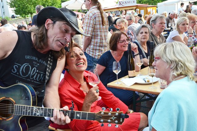 Stimmungsvolles Weinfest
Heiligenhaus. Drei Tage lang wurde auf dem Hitzbleck-Parkplatz bei sommerlichen Temperaturen ein stimmungsvolles Weinfest gefeiert. Für gute Laune sorgten nicht nur die Rebensäfte der teilnehmenden Winzer, sondern auch die musikalische Unterhaltung, wie hier durch "Migenda & Support". Wer in die Geheimnisse des Weingenusses eintauchen wollte, der nahm an einem Weinseminar teil, dass durch eine Sommeliere abgehalten wurde. Foto: Bangert
