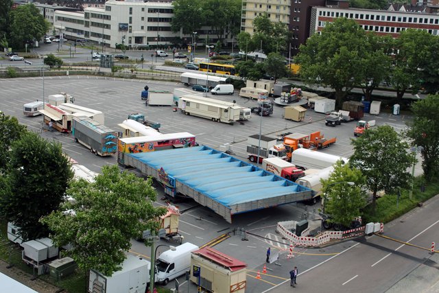 Aufbauarbeiten auf dem P1 vor der Grugahalle (Photo: Steinbrink)
