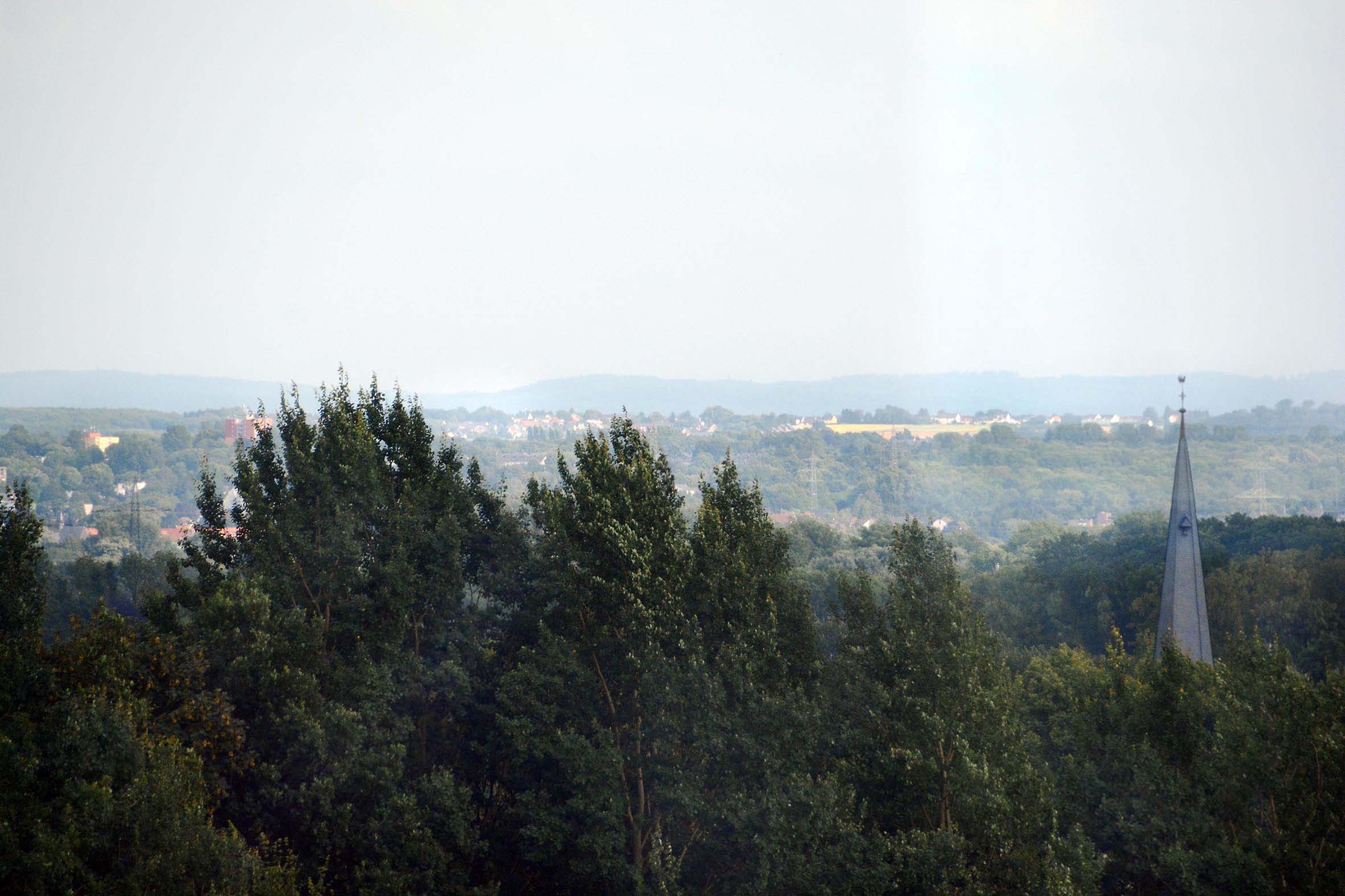 Vom Turm von Schacht V bieten sich weite Ausblicke: hier nach Südosten über Kirchderne hinweg - rechts zu erkennen ist die Turmspitze der evangelischen St.-Dionysius-Kirche - bis zum Ardey-Rücken.
