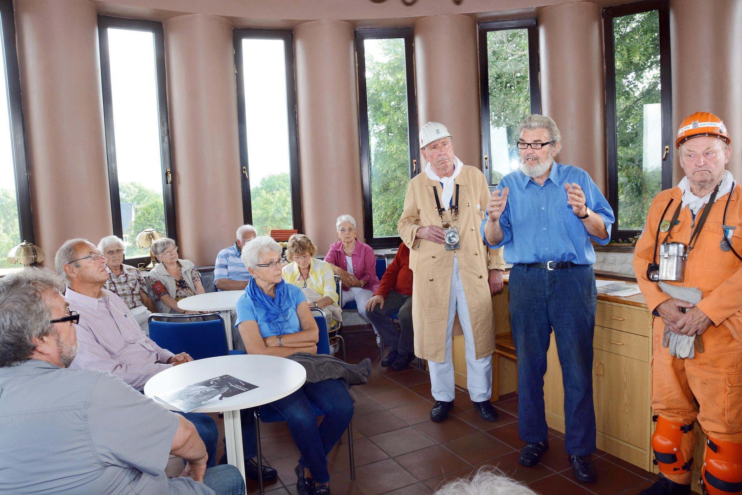 Zu Gast war der Evinger Geschichtstreff beim fachkundigen ehemaligen Betriebsführer auf Minister Stein: Werner Böttger (2.v.r.), vielen auch als ehemaliger Evinger Bezirksbürgermeister, bekannt, begeisterte im Turm von Schacht V mit interessanten Informationen wie mit Anekdoten.