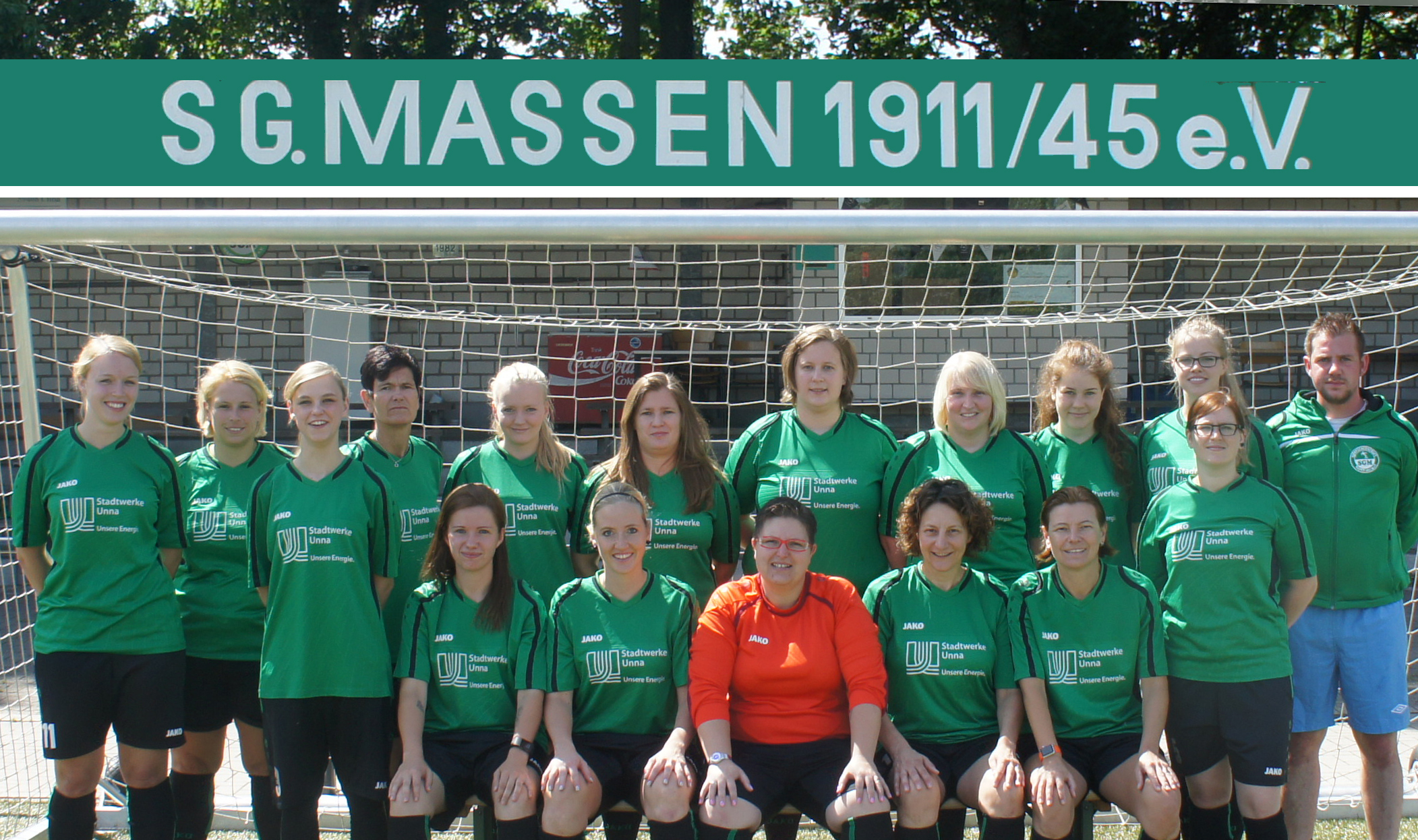 Die Massener Fußballdamen freuen sich auf sportliche Begegnungen - Fotomontage © Jürgen Thoms