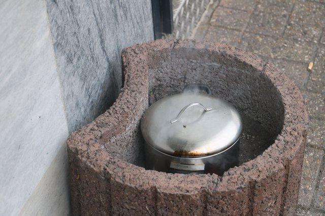 Die Quelle der Rauchentwicklung: Ein Topf mit anbrennendem Essen.