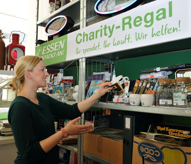 Cindy Ilerhues stöbert selbst immer wieder gern im Charity-Regal. Ob Schallplatten, Porzellan, Deko oder Bücher - nahezu tagtäglich kommt etwas Neues dazu.