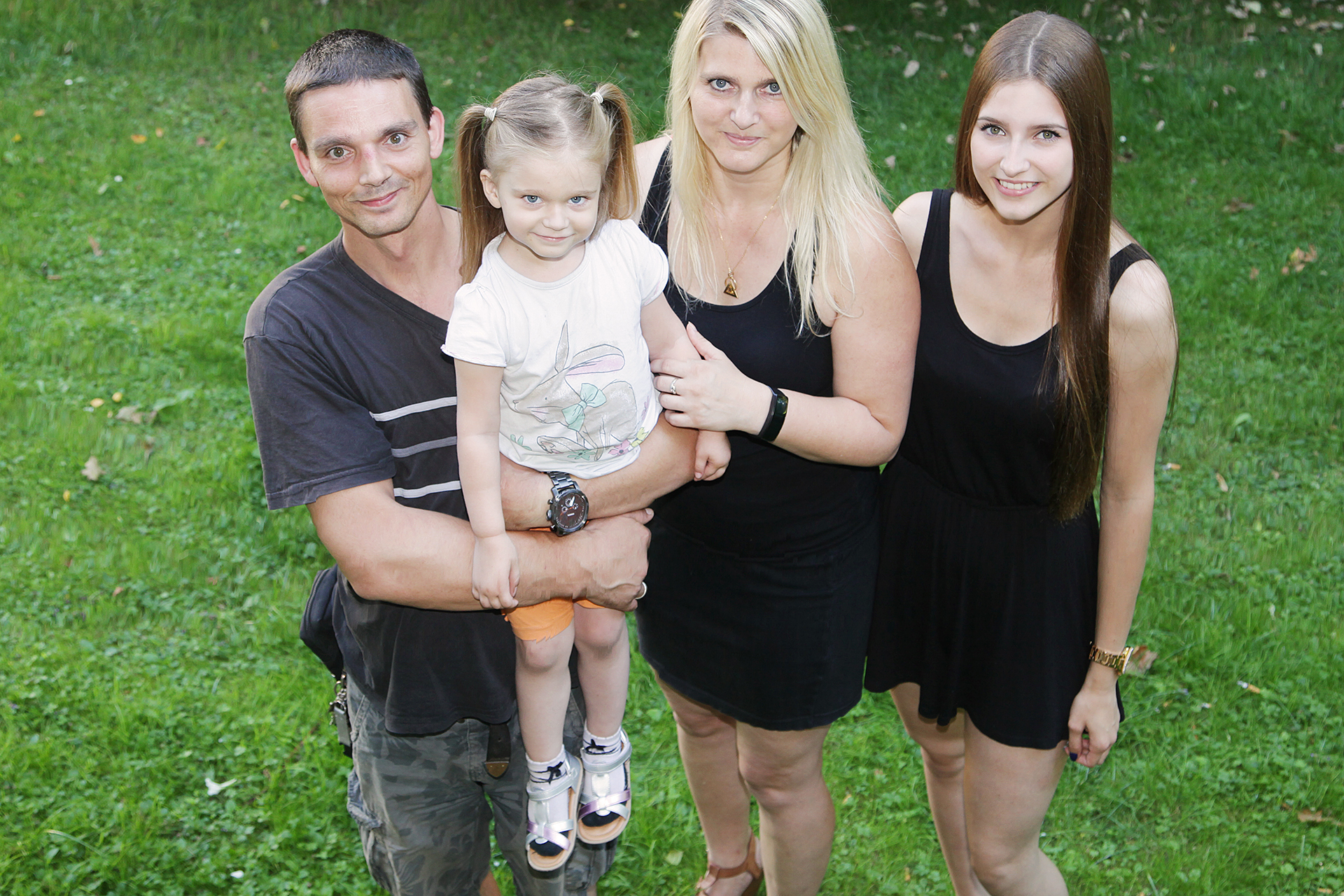 Dankbar für ihr zweites Leben: Tanja Jade mit ihren Töchtern Nathalie und Nela und ihrem Lebensgefährten Norbert.