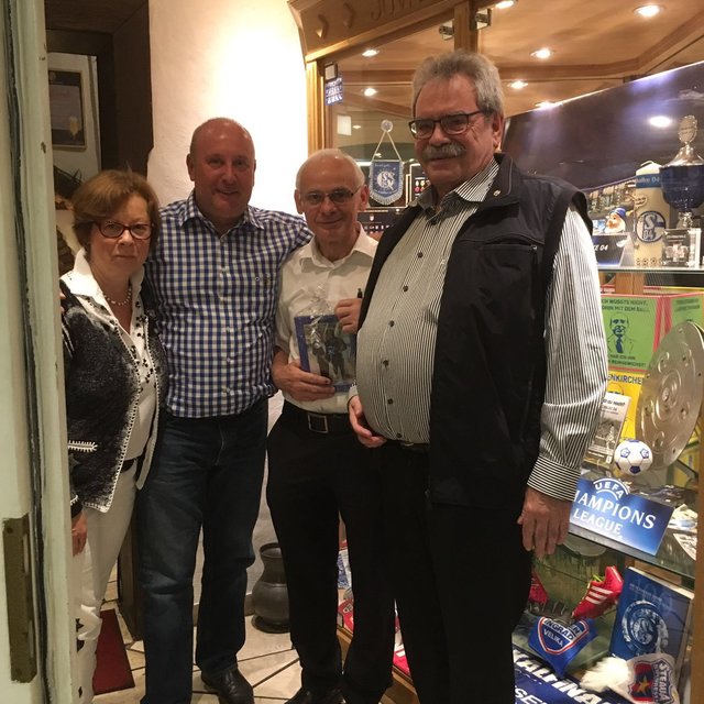Die Herstellerin des Schalke-Teddys, Helene Krumtünger-Krönke, mit Michael Gerdes, dem Wirt des Jammerkruges und Rainer Krönke (von links nach rechts) im Jammerkrug.