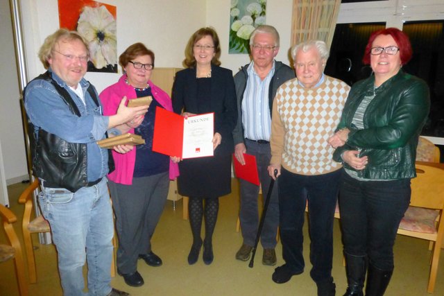 Da war die sozialdemokratische Welt um Petra Hinz noch in Ordnung: Im Januar ehrte die seinerzeitige Bundestagsabgeordnete (3.v.l.) mit ihrer Landtagskollegin Britta Altenkamp (r.) und dem Holsterhausener Ortsvereinsvorsitzenden Benno Justfelder (l). langjährige Mitglieder. | Foto: SPD Holsterhausen