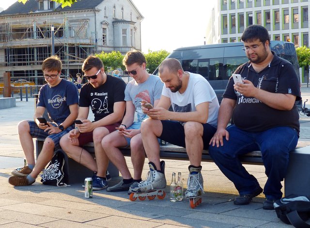 Woran man Pokemon Go-Spieler erkennt? Am langen Blick aufs Handy, ohne zu texten, zu fotografieren oder zu telefonieren.
