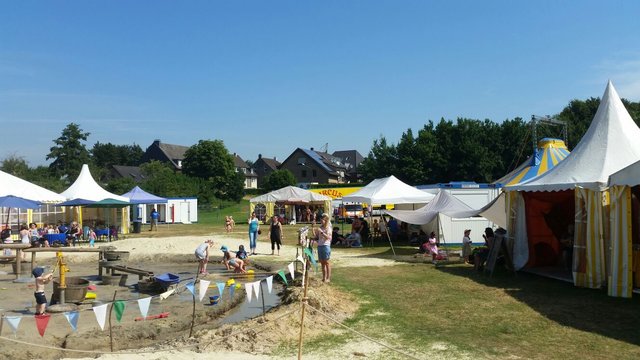 Auf dem Zirkusgelände reihen sich viele bunte Zelte aneinander.