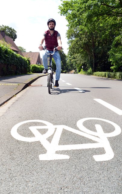 Auf dem gestrichelt abgetrennten Schutzstreifen fahren im Regelfall Radfahrer. Autos dürfen hier im Ausnahmefall (z.B. Begegnungsverkehr) aber auch fahren.