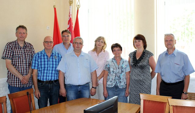 Besuch beim Bürgermeister in Vilejka (v.l.): Udo Ruppenstein, Detlef Maidorn, Andreas Kunze, Bürgermeister Kot, Susanne Vogel-Kunze, Olga Maisinger, Rathaus-Mitarbeiterin Sviatlana Dziaruha und Nicolai Giro. Foto: privat