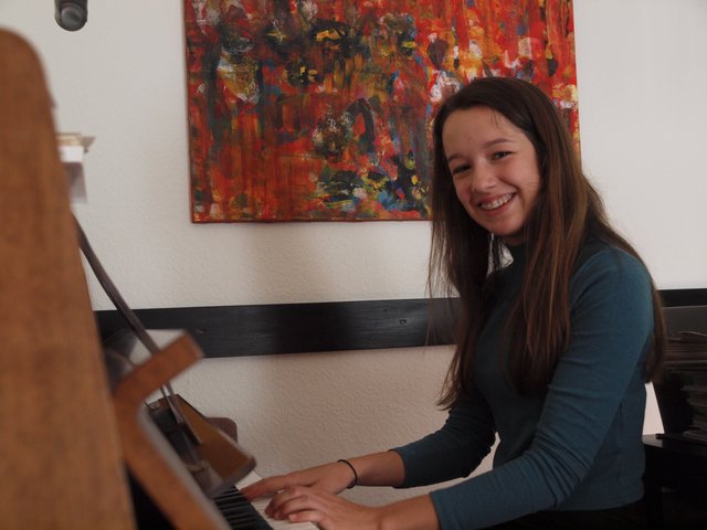 Aber das Klavier beherrscht sie auch, schließlich ist ein zweites Instrument Voraussetzung für ihren Studienwunsch.