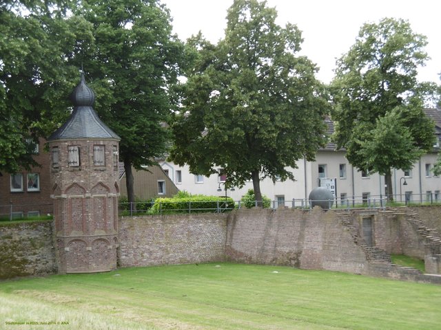 ein Teil der alten Stadtmauer Rees...