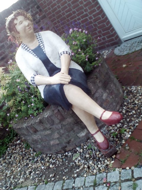 tsss, IHR könnt ja alle gern wo auch immer herumLatschen, ICH bleibe hier hocken; es wird mich schon Jemand wieder einsammeln!