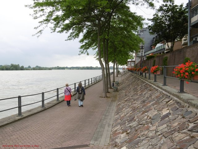 die Reeser Promenade am Wasser...