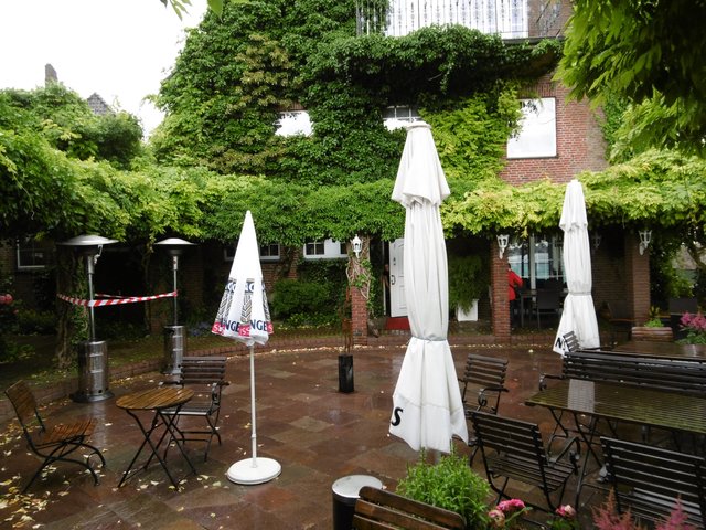 ...Schutz-suchend vor dem Regenschauer...