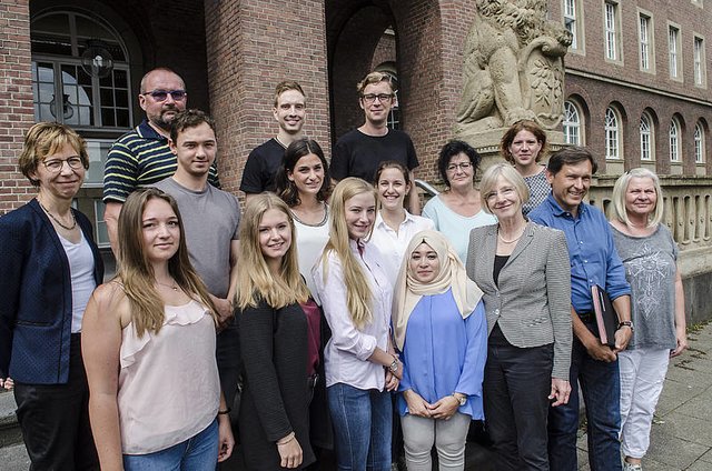 Auf dem Gruppenbild sind alle Beteiligten des Projekts: Studierende, Vertreter der Stadt Herne mit Oberbürgermeister Dudda (2. v. r.) und Vertreterinnen der hsg (Präsidentin Prof. Friedrichs 3.v.r. und Prof. Faller im Bild links) und der Selbsthilfe sowie Betroffene. Foto: Thomas Schmidt, Stadt Herne