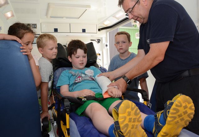 Ralf Heibert von der Kamener Feuerwehr zeigt den OGS-Kindern die Möglichkeiten im Rettungswagen. Foto: privat