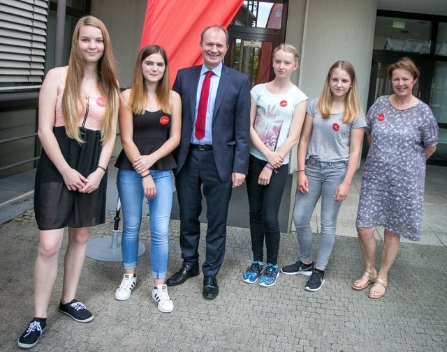 Am Rande der Siegerehrung des Schülerzeitungswettbewerbs noch ein Fototermin mit vertraulichen Informationen – die Vertreterinnen des Redaktionsteams von „Notenfrei“ : Konrektorin Helga Diekhöfer, Milena Cleusters, Annalena Kuppen, Azahara Sansonetti-Lopez, Jule van der Kemp (von rechts) mit dem rheinischen Sparkassenpräsidenten Michael Breuer