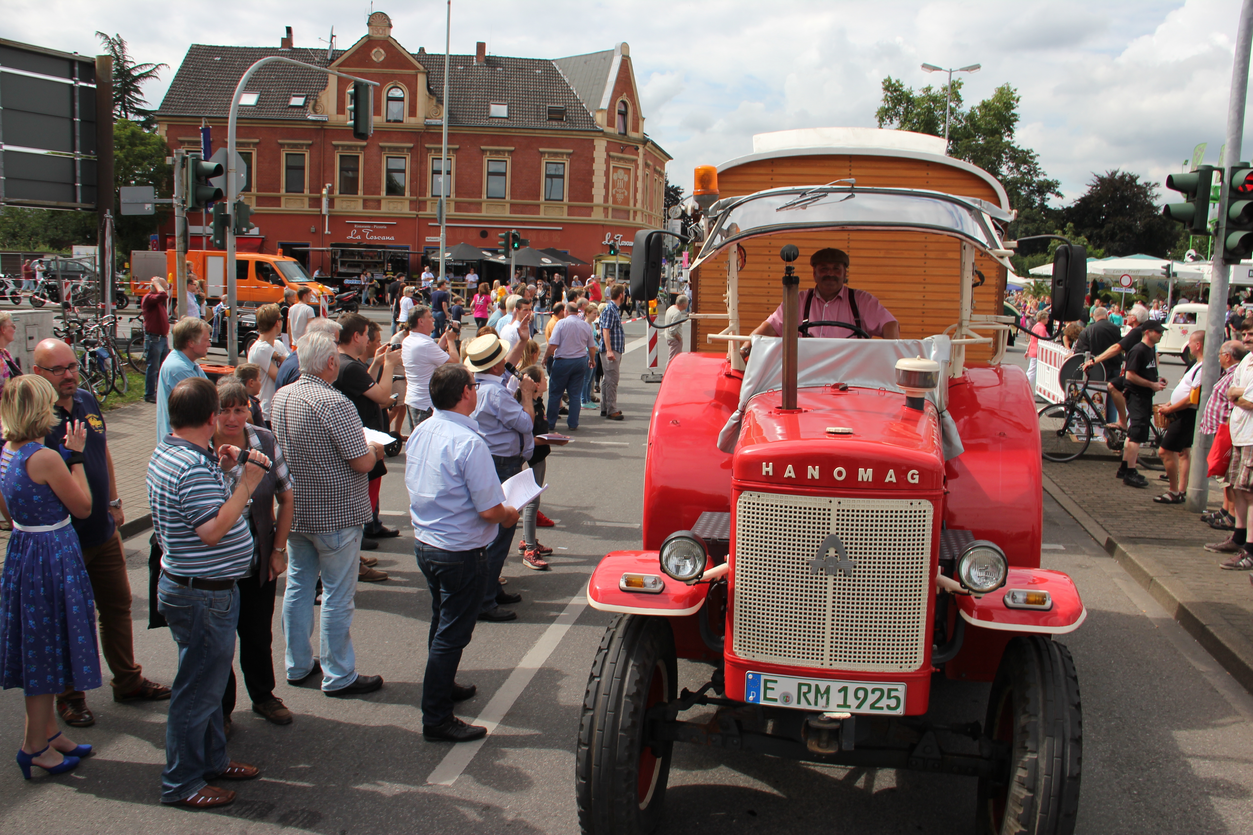 Zum Kirmesstart am Freitag gibt es eine kleine Treckerparade unter anderem mit alten Hanomags (Bild), die in den Schlosshof eingefahren werden. Offizielle Eröffnung der historischen Fahrgeschäfte ist um 18 Uhr.