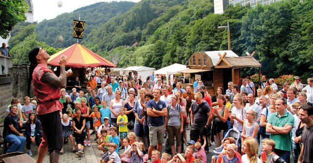 Gaukler Lupus begeistert sein "Volk" auf der Lennepromenade in Altena. Foto: Veranstalter/Märkischer Kreis