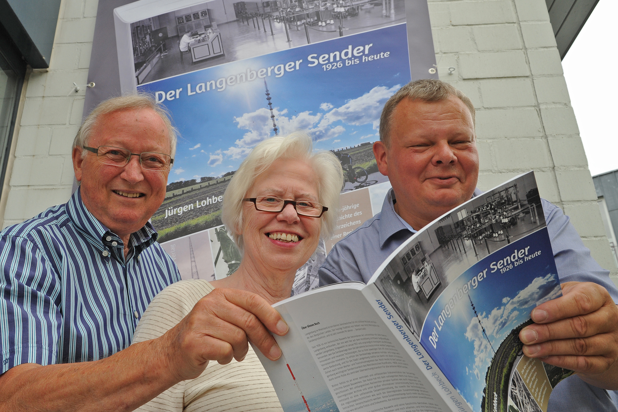 Buchautor Jürgen Lohbeck (rechts) sowie Verlegerin Dr. Jutta Scheidsteger und Hermann-Josef Schmitz vom Verkehrs- und Verschönerungsverein Langenberg stellten das neue Buch über den Langenberger Sender vor. Foto: Bangert