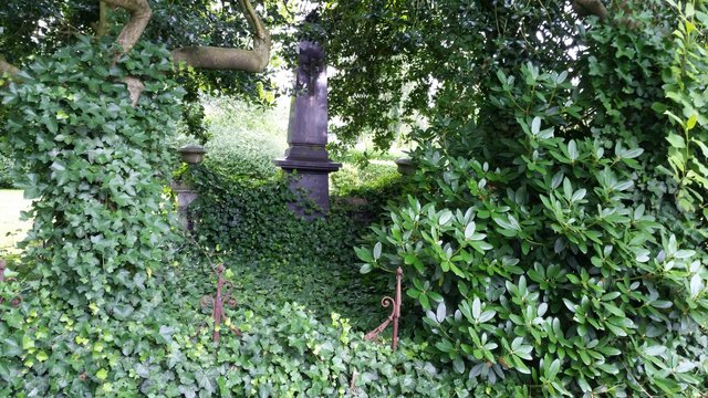 URALTES GRAB UM 1890 AUF DEM EVANGELISCHEM FRIEDHOF IN FREISENBRUCH