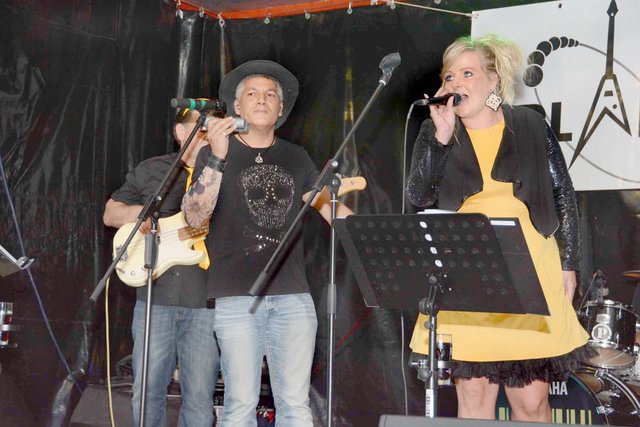 Auf der Bühne überzeugte - schon zum dritten Mal in Körne - die Coverband "Seven Planets". | Foto: Günther Schmitz