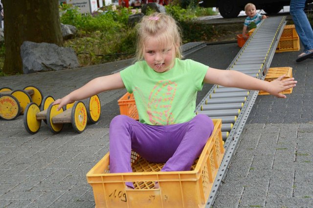Maja genoss die Fahrt auf der Rollenrutsche beim Kinderprogramm am Samstag. | Foto: Günther Schmitz
