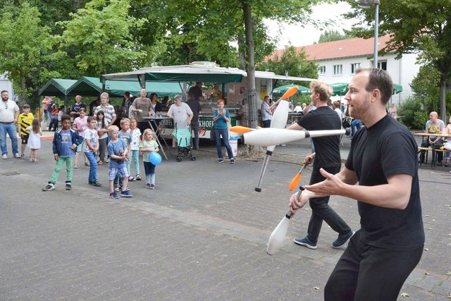 Das "Duo Artistico" bot vor allem Jonglage, hier mit Keulen, und zum Schluss auch ein wenig Feuer. | Foto: Günther Schmitz