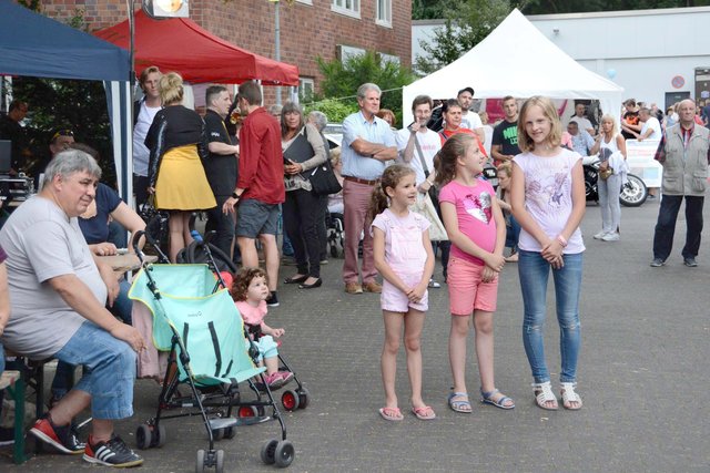 Jung und Alt verfolgten die Darbietungen des Jonglage-Duos. | Foto: Günther Schmitz